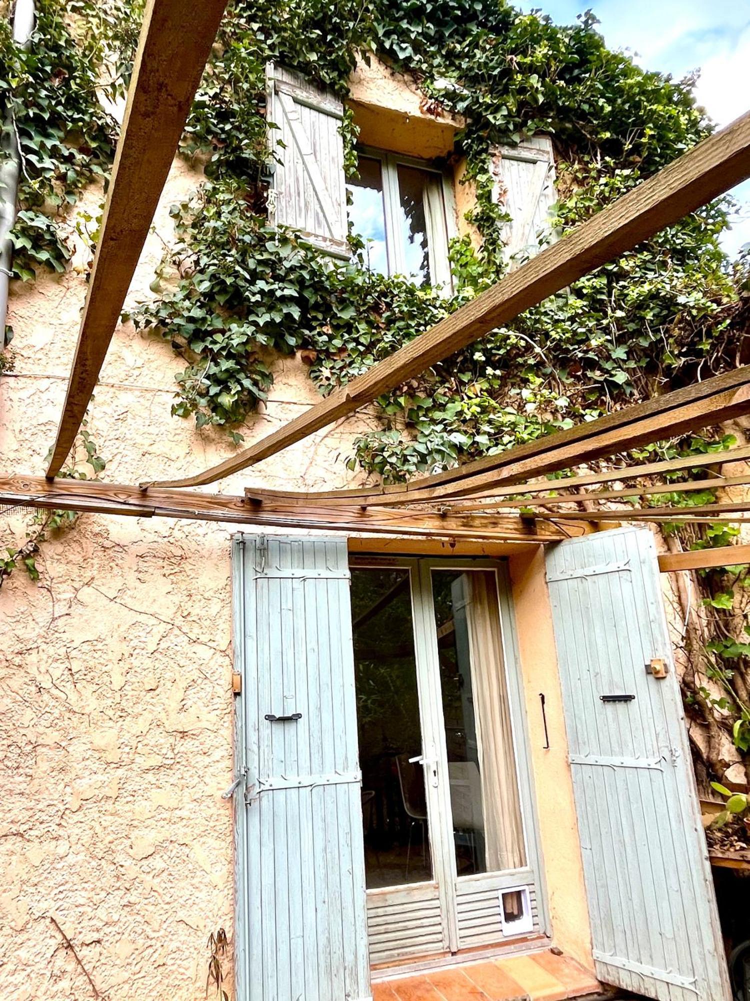 Niche Dans La Verdure *